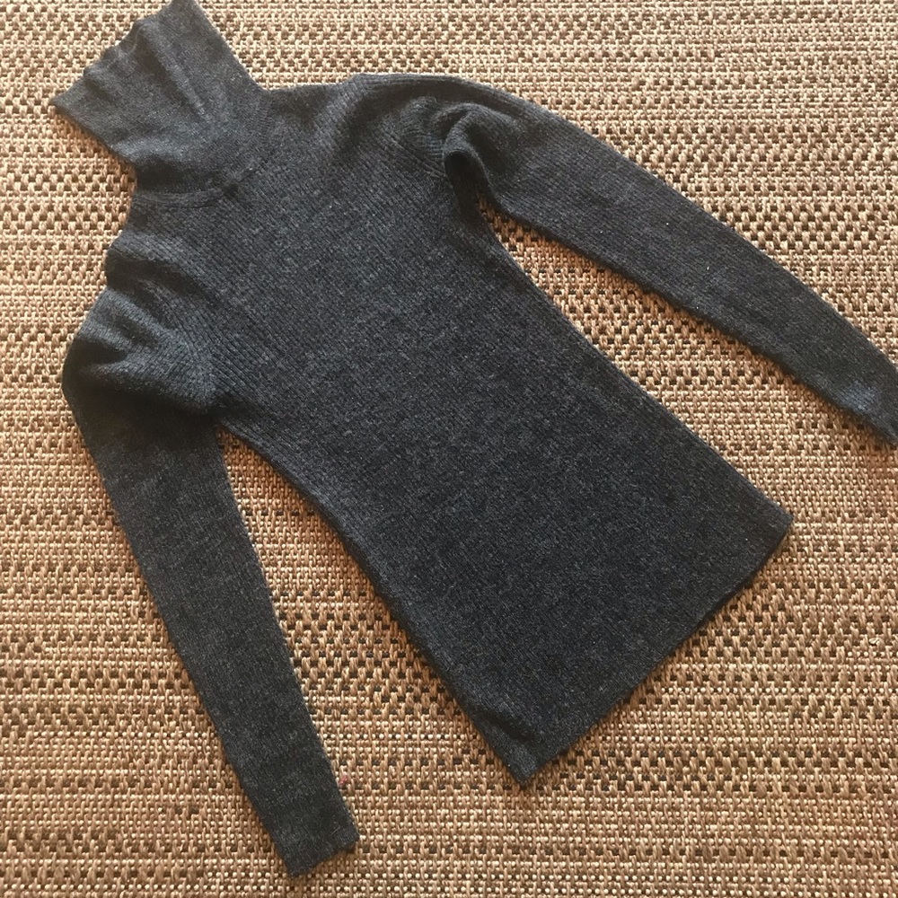 Bcbg sweater turtleneck rubbed super cute!!!!